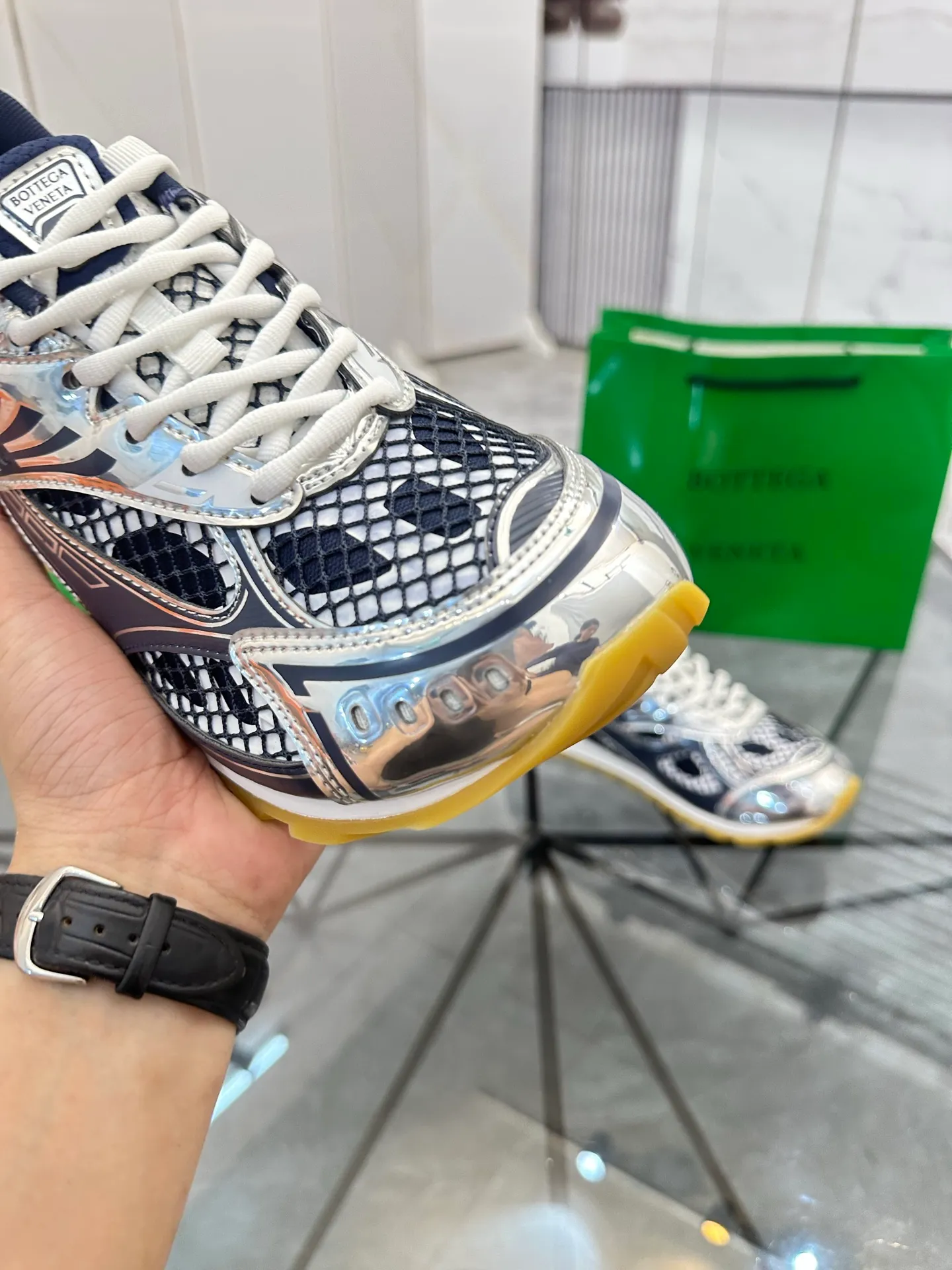 Factory men's shoes 💰: 620💰 (top version) BV Orbit sneakers Wang Yibo's same style couple's dad shoes Runner sneakers, made of lightweight technical mesh fabric. Matched with geometric pattern designed rubber outsole Wang Zha series high version Look for the package craftsmanship The actual height is much higher, but the legs are still slim. Very nice and playable and durable Matching to the standard 💯 Package shoe technology Look for the high version The outsole is made of color-blocked TPU outsole Women's model 35 36 37 38 39 40 41 (40 41 customized) Men's model 38 39 40 41 42 43 44 45. (Customized size 38 45.46) No. H345